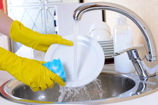 5 Cara Mencuci Piring Yang Benar dan Bersih