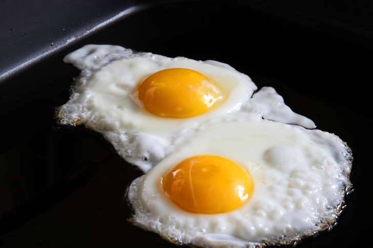6 Cara Membuat Telur Ceplok atau Mata Sapi dengan Sempurna