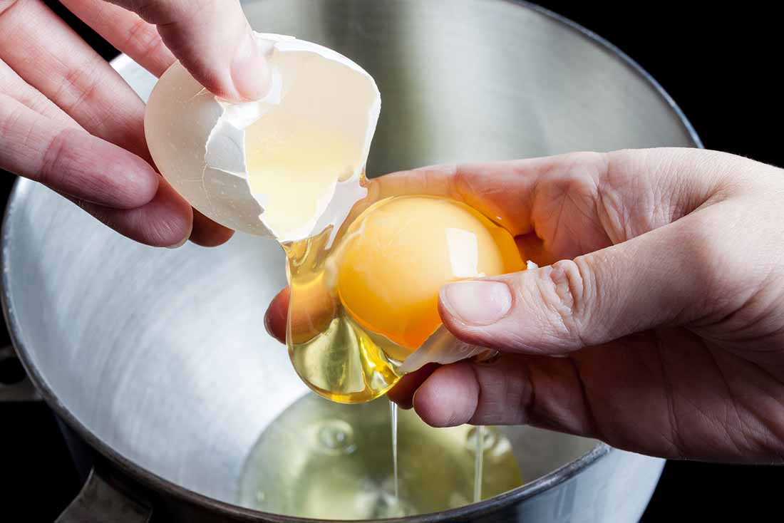 4 Cara Mudah Memisahkan Kuning Telur dari Putih Telur