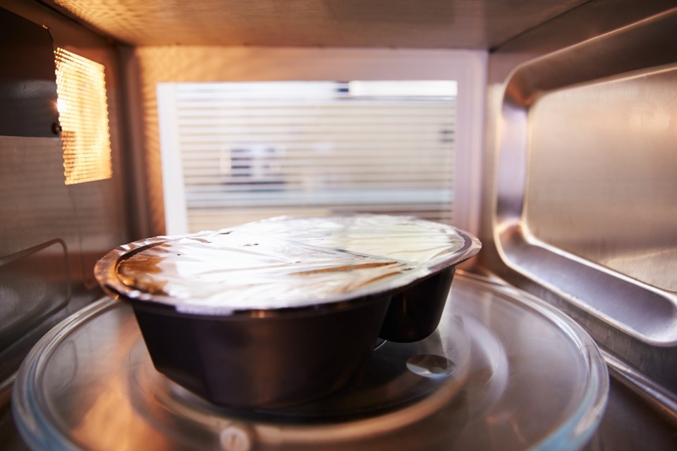 4 Tips Aman Sehat Menggunakan Wadah Plastik ke Microwave