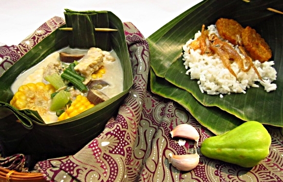 Makanan khas jawa barat berupa olahan ikan yang dibungkus menggunakan daun pisang disebut