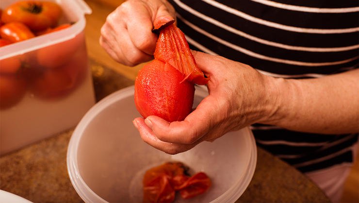 4 Langkah Cepat & Praktis Mengupas Tomat Merah
