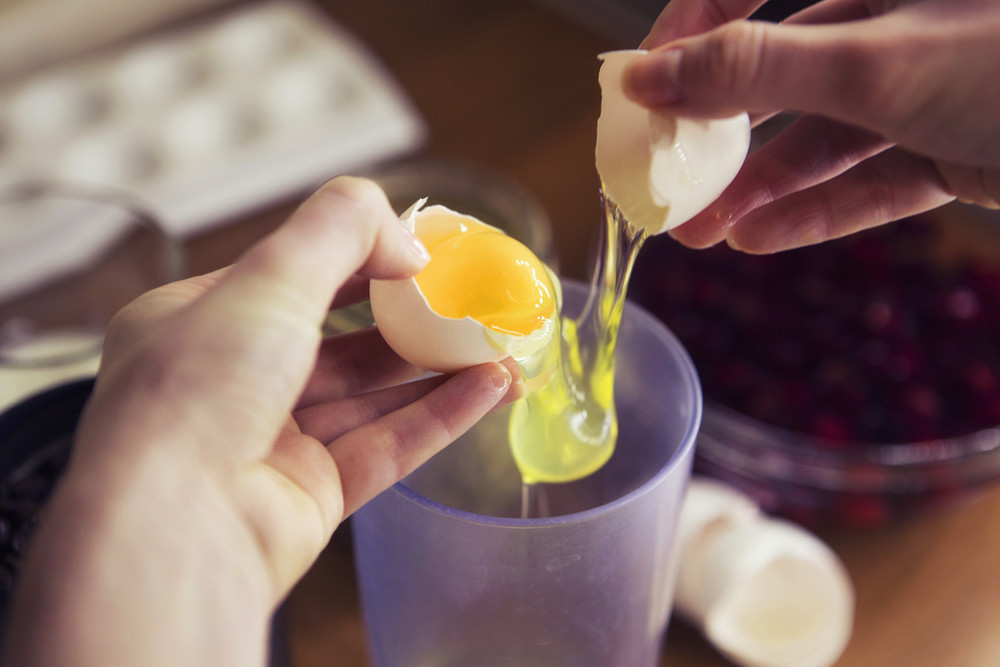 6 Tips Menghilangkan Bau Telur dalam Kue dan Peralatan Masak