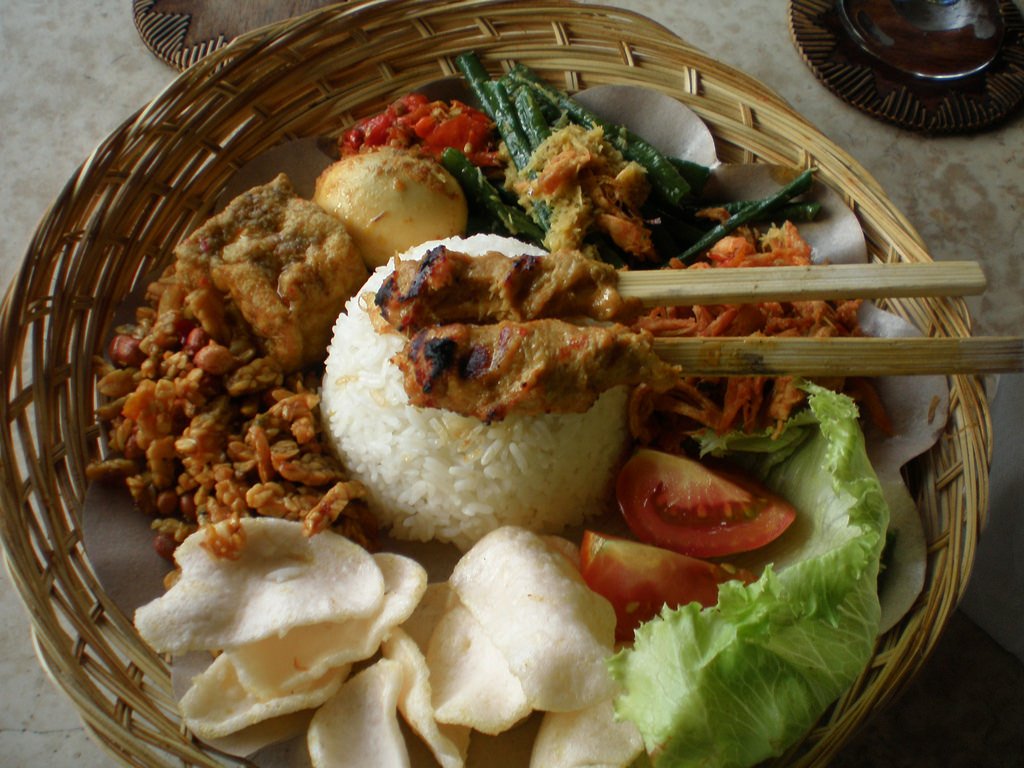 10 Ragam Isian & Lauk Pelengkap dalam Nasi Campur Bali