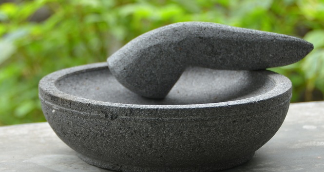 6 Tips Membersihkan Cobek Batu yang Ampuh dan Tepat